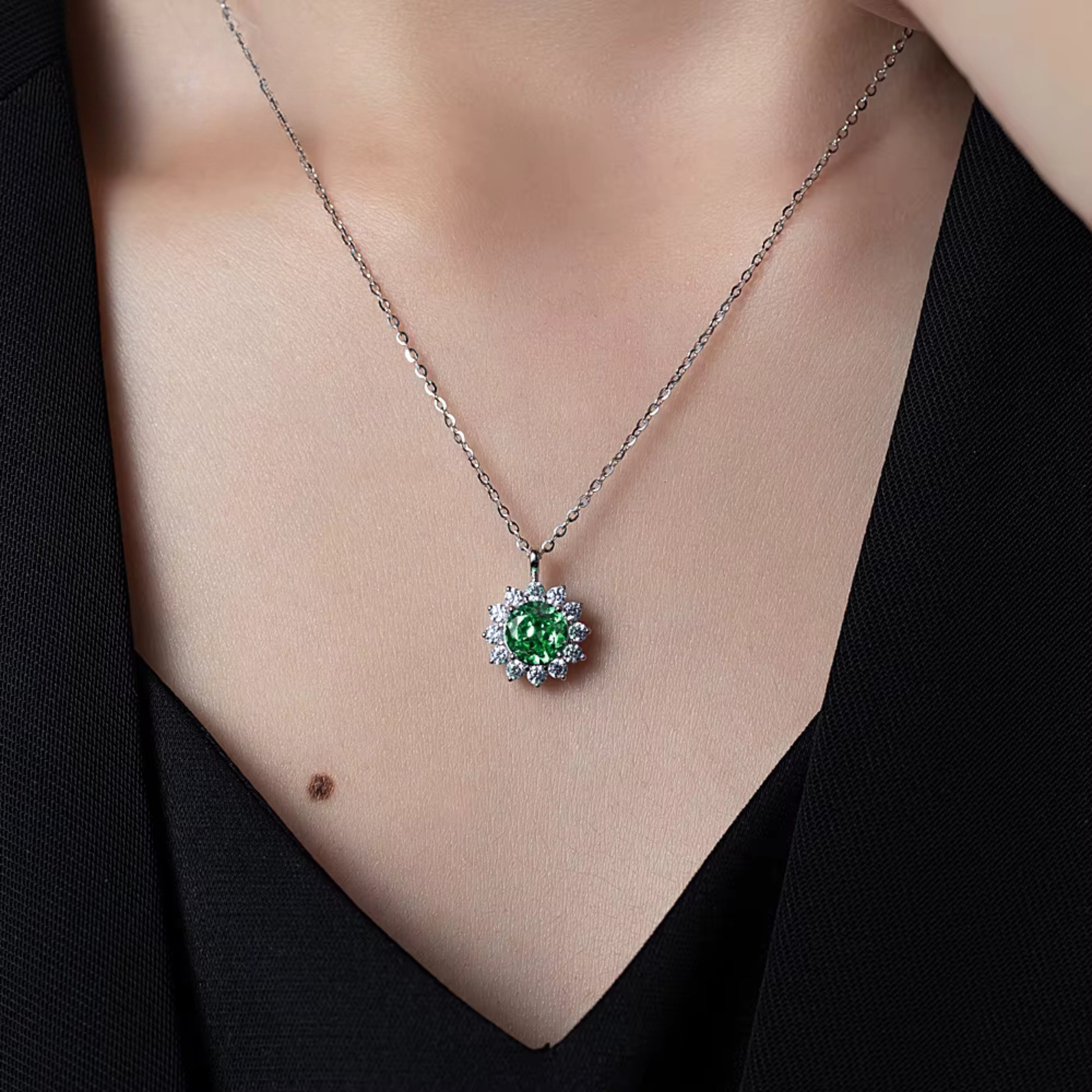 1.0ct.tw Green Moissanite Round Flower Charm Pendant Necklace Moissanite