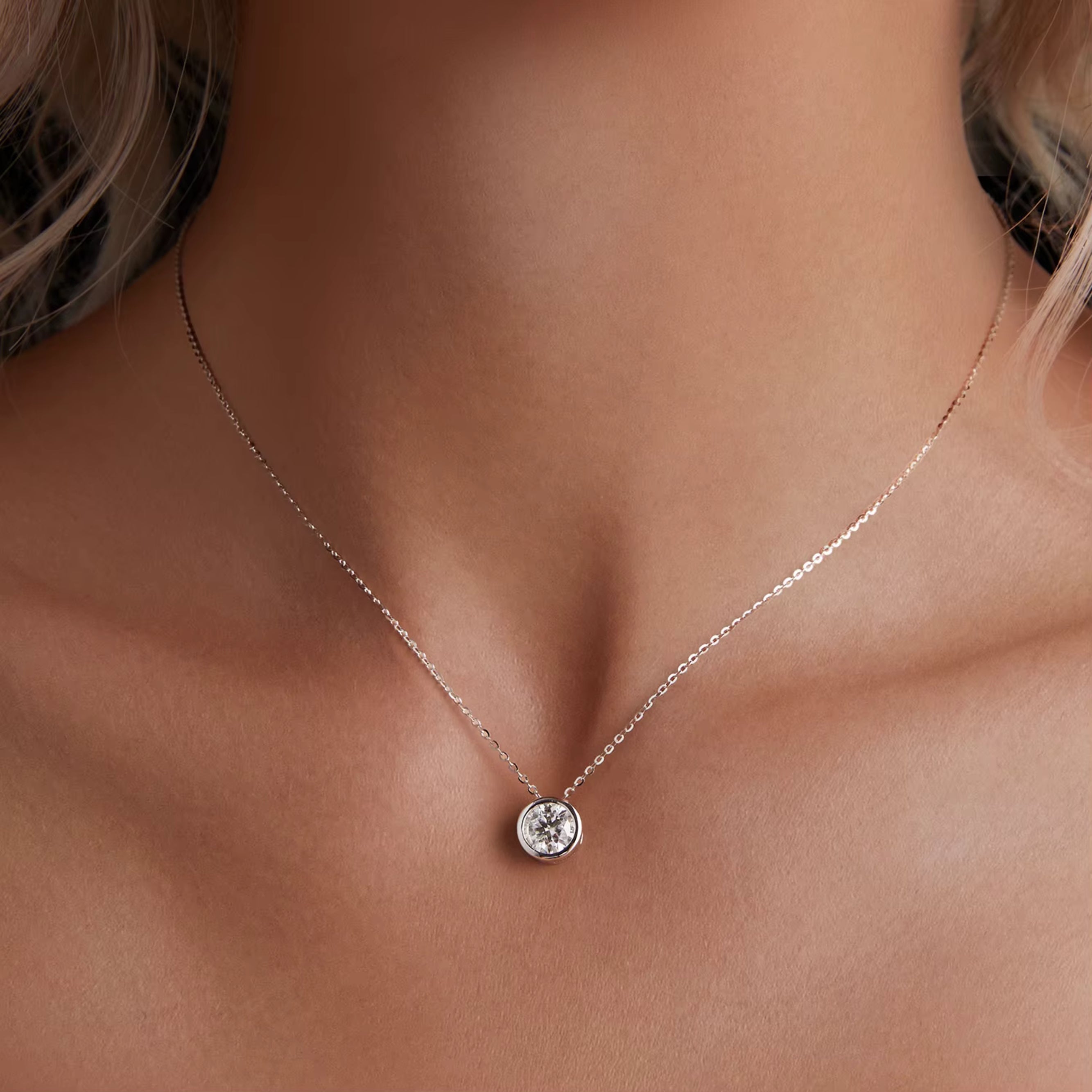 1.0ct.tw Round Moissanite Bezel Solitaire Pendant Necklace Moissanite